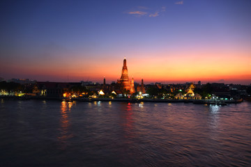 Naklejka premium Wat Arun at twilight in Bangkok