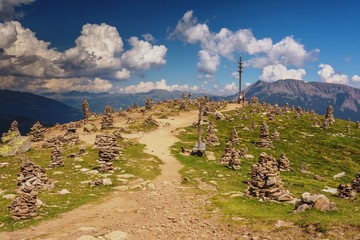 gli “omini di pietra” (Stoanernen Mandln), le colonne fatte con cumuli di pietra arenaria,...