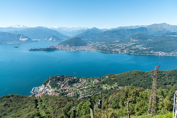 Fototapeta na wymiar Blick in westlicher Richtung vom Sasso del Ferro auf den Lago Maggiore und der Bergwelt über Verbania