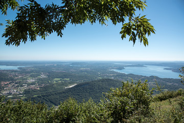 Obraz premium Blick vom Sasso del Ferro auf den Lago Maggiore Richtung Süd