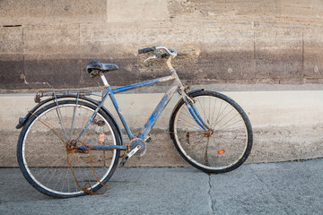 Fototapeta na wymiar Kaputtes Altes Fahrrad an der Mauer