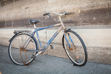 Kaputtes Altes Fahrrad an der Mauer