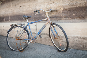 Fototapeta premium Kaputtes Altes Fahrrad an der Mauer