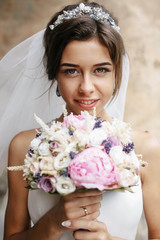 Naklejka premium gentle bride holding a beautiful bouquet of flowers