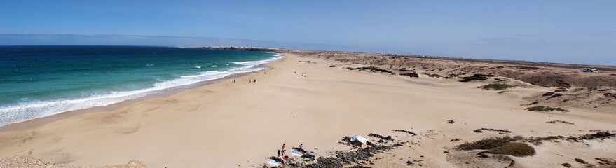 Fuerteventura, Isole Canarie: vista panoramica della Playa del Castillo, la spiaggia del Castello, una delle spiagge più famose dell'area nord ovest vicino a El Cotillo, il 31 agosto 2016
