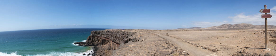 Fuerteventura, Isole Canarie: la strada sterrata e il percorso pedonale che da El Cotillo portano alle spiagge e alle scogliere dell'area nord ovest 