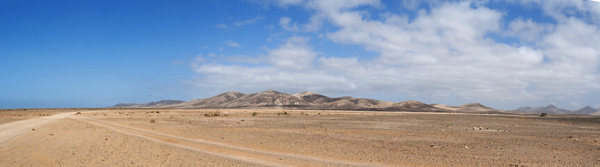 Fuerteventura, Isole Canarie: il paesaggio dell'isola visto dalla strada sterrata che da El Cotillo porta alle spiagge e alle scogliere dell'area nord ovest 