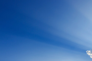 Obraz premium light rays on clear blue sky background