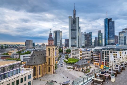 Germany, Hessen, Frankfurt Am Main, City skyline with St. Katherine's church (St.-Katharinen-Kirche)(Katharinenkirche)
