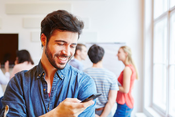 Entrepreneur freut sich über SMS