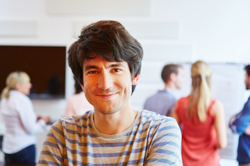 Junger Mann freut sich über Start-Up