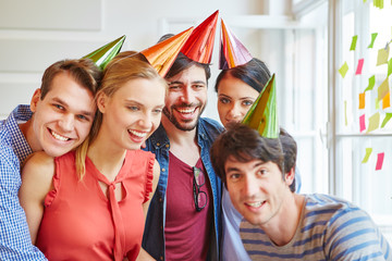 Studenten als Freunde feiern Party
