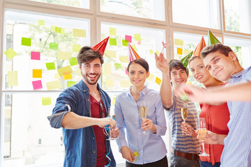 Start-Up Team feiert Erfolg mit Sekt