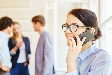 Geschäftsfrau telefoniert mit Smartphone