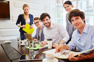 Studenten im Business Meeting