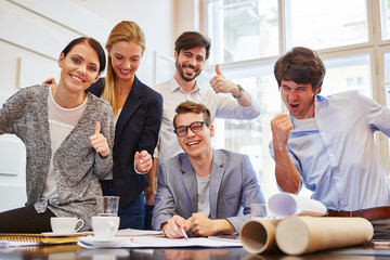Business Team hält Daumen hoch