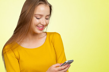 Naklejka premium Beautiful young caucasian business woman with smart phone