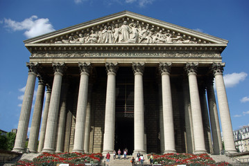 Obraz premium Façade à colonnes de l'église de la Madeleine à Paris, France