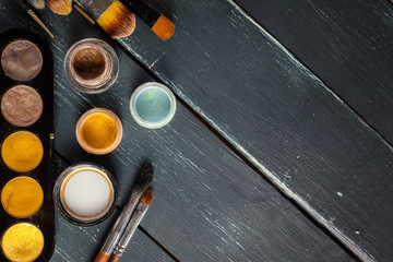 Makeup brushes and make-up eye shadows