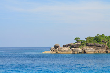 Fototapeta na wymiar island with blue sky