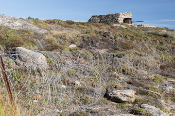 ANTIGUA FORTIFICACIÓN CON ALAMBRE DE ESPINO Y CAÑON