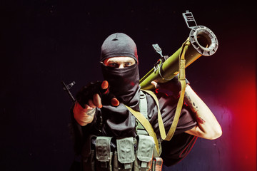 Naklejka premium Portrait of man pointing while holding bazooka gun