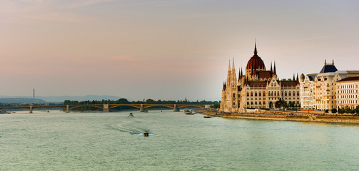 Naklejka premium Budapest parliament at sunset near the Danube river