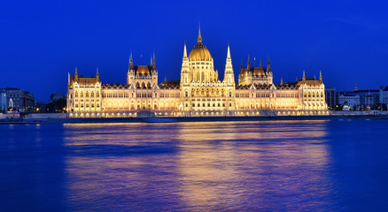 Fototapeta na wymiar Budapest parliament at blue hour near the Danube river