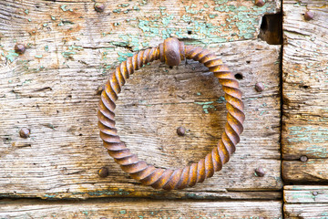 batacchio di ferro su una vecchia porta di legno