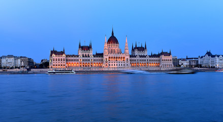 Obraz na płótnie Canvas Budapest parliament at blue hour near the Danube river