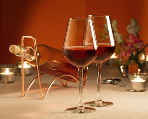 Obraz na płótnie Canvas Two glasses of rose wine