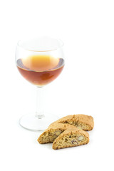 Biscotti cantucci e un bicchiere di vino liquoroso