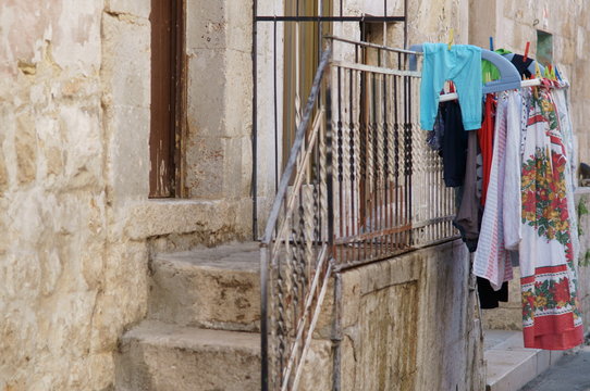 panni stesi sul balcone