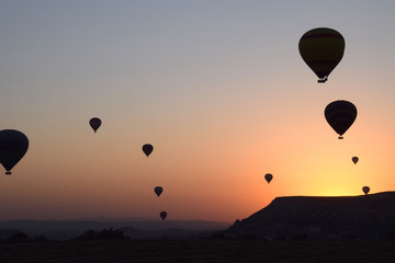 Globos aerostáticos en el amanecer sobre Capadocia, Turkía