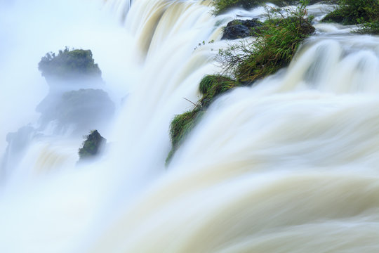 Iguacu (Iguazu) (Iguassu) falls in full flow, Argentina