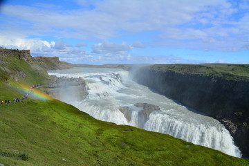 Myrkholt Wasserfall mit Regenbogen