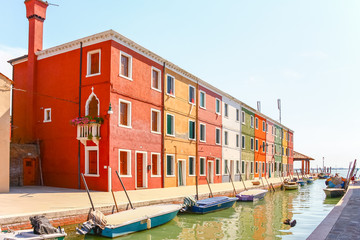 Fototapeta na wymiar VENICE, ITALY - AUGUST 14,2011 : Colorful houses on Burano islan