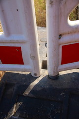 Schrankenzäune, die in einem Bakenfuss zum Aufstellen gesteckt sind