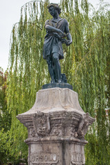 Fuente de Mercurio y estatua de Iparragirre en Gernika-Lumo Bizkaia