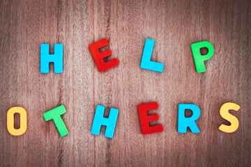 Obraz premium help others reminder in the wooden background