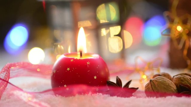 Wezihnachten mit Schärfezug auf Kerze und mit Bokeh