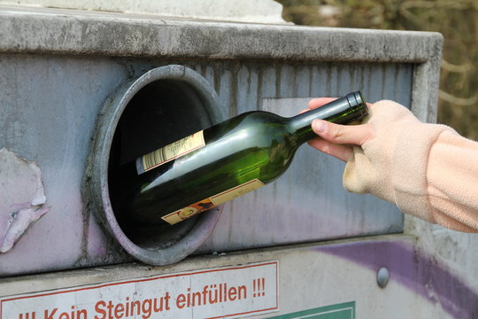 Glasflasche in Sammelcontainer