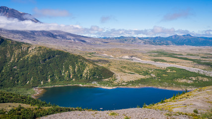 Fototapeta na wymiar Beautiful lake in the mountains. Mount St Helens National Park, East Part, South Cascades in Washington State, USA