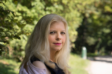 Blonde Frau in der Natur