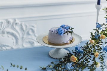 Wedding decorations with cake and beautiful flowers. serenity color