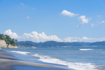 湘南　稲村ヶ崎　海　砂浜　海岸　波　波しぶき　　海岸　青空　夏