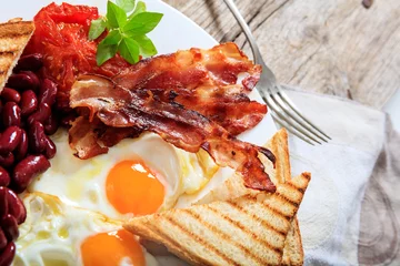 Photo sur Plexiglas Oeufs sur le plat Fried eggs, bacon and red kindey beans
