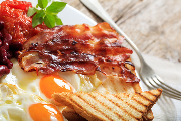 Fried eggs, bacon and red kidney beans