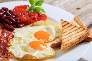 Fried eggs, bacon and red kidney beans