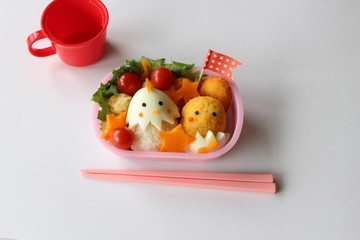 にわとりとひよこのお弁当 © go2spike